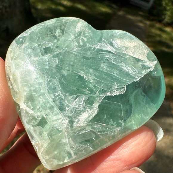 Genuine 574.00 Cts Green Fluorite Heart - Picture 3 of 16